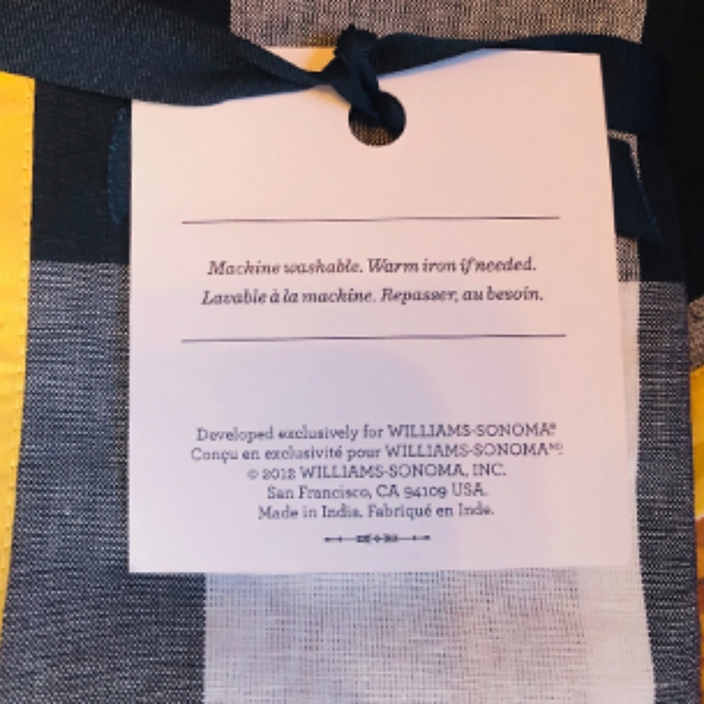 Williams Sonoma Table Cloth and Napkin Set - Picture 6 of 8